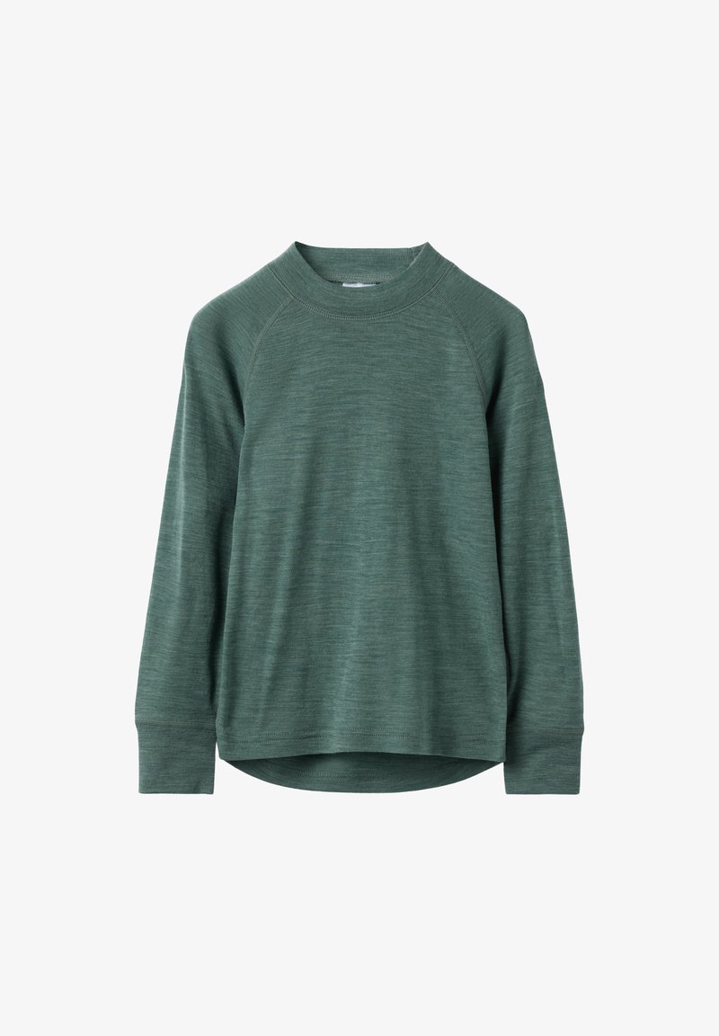 Langsleeve crewneck shirt in matte groen met ribgebreide manchetten en een licht gebogen zoom op een witte achtergrond.