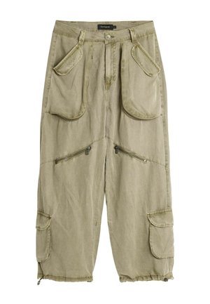 Pantalon cargo marron clair avec plusieurs poches, dont des poches à rabat et zippées, fermeture par boutons et ourlets ajustables.