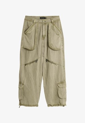 Pantalon cargo marron clair avec plusieurs poches, dont des poches à rabat et zippées, fermeture par boutons et ourlets ajustables.