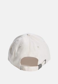 Cappellino da baseball in cotone bianco con fibbia metallica regolabile, visiera curva e fori di ventilazione cuciti nella parte superiore. Etichetta sul lato.