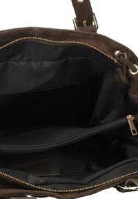 Sac en suédine marron ouvert pour révéler un intérieur en tissu noir avec de multiples compartiments zippés et une sangle avec boucle en métal.