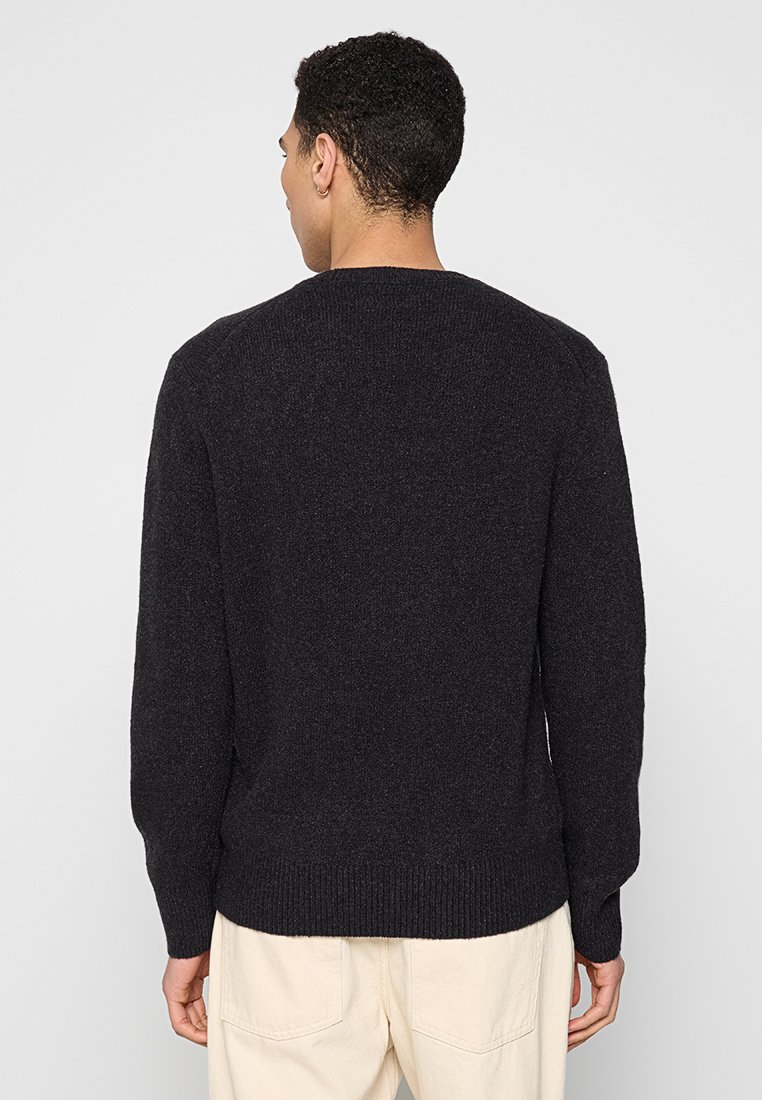Dunkelgrauer Wollpullover mit Rundhals, gerippten Bündchen und Saum sowie einer strukturierten Strickoberfläche. Die Rückansicht zeigt ein entspanntes Design.