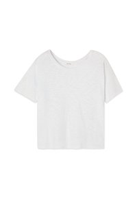 Jednoduché biele krátke tričko s okrúhlym výstrihom, zastrihnuté, zobrazené na bielom pozadí.