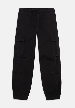 Zwarte cargobroek met elastische tailleband, verstelbare trekkoord, klepzakken op de dijen en elastische boorden bij de enkels.