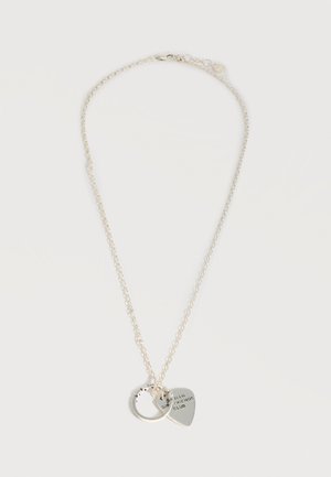 Ασημένιο κολιέ με δύο μενταγιόν: ένα δαχτυλίδι και ένα μενταγιόν σε σχήμα καρδιάς με την εγχάρακτη επιγραφή "GIRLFRIENDS CLUB."