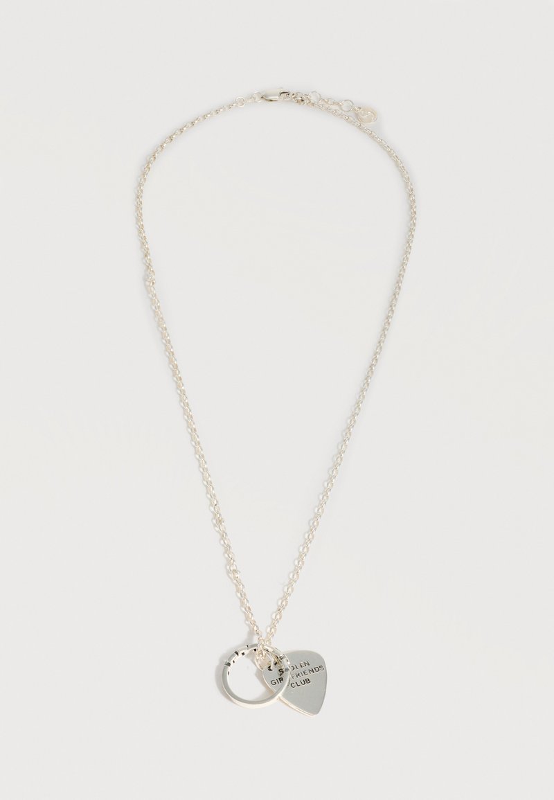 Ασημένιο κολιέ με δύο μενταγιόν: ένα δαχτυλίδι και ένα μενταγιόν σε σχήμα καρδιάς με την εγχάρακτη επιγραφή "GIRLFRIENDS CLUB."
