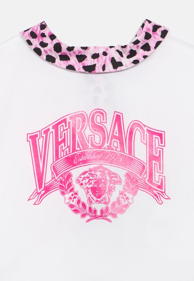 Λευκό T-shirt με ροζ λογότυπο Versace, κείμενο "Εδραιώθηκε το 1978", έμβλημα κεφαλής Μέδουσας και  λαιμόκοψη με λεοπάρ σχέδιο σε ροζ και μαύρο.