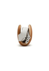 Scarpa in pelle con suola beige, caratterizzata da una parte superiore bianca e un motivo a stelle nere. Design flessibile che consente un facile ripiegamento.