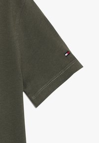 Tommy Hilfiger LOGO TEE - Triko s potiskem - green