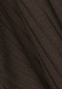 Pletená tkanina v tmavohnedej farbe s rebrovanou textúrou, ktorá obsahuje striedajúce sa vyvýšené a ploché pruhy pre vizuálnu hĺbku a zaujímavosť.