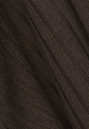Tamsiai rudos spalvos megzta medžiaga su raukšlėta tekstūra, turinti pakaitomis iškilusias ir lygias juosteles, suteikiančias vizualinį gylį ir susidomėjimą.