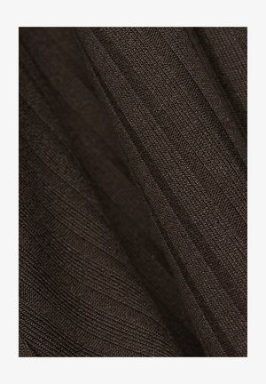 Sötétbarna kötött anyag bordás textúrával, váltakozó kiemelt és sima csíkokkal a vizuális mélység és érdekesség érdekében.