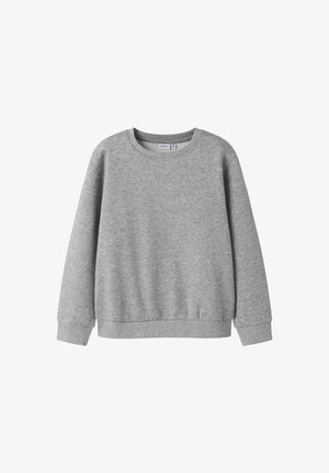 Sudadera gris con cuello redondo, mangas largas y puños y dobladillo acanalados. Textura suave, diseño informal, mínima marca en la etiqueta interior.