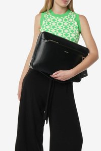 Sort læder laptoptaske med tekstureret overflade, udstyret med en topzipper og detaljer i guldhardware. Modellen holder den op mod en ensfarvet baggrund.