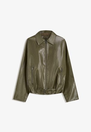 Oliivivihreä nahkatakki, jossa on kiiltävä pintakäsittely, edessä vetoketju, kaksi vetoketjullista sivutaskua ja vyötäröllä vyö.