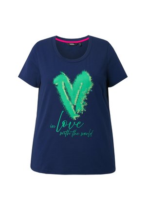 Laivastonsininen puuvillainen t-paita, jossa on vihreä siveltimenveto sydänkuvio ja sen alla kalligrafialla teksti "in love with the world".