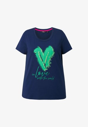 Granatowy bawełniany t-shirt z zielonym wzorem serca namalowanego pociągnięciami pędzla oraz napisem „in love with the world” w kursywie poniżej.