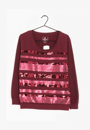 Bordowy sweatshirt z poziomymi paskami cekinów w różnych odcieniach różu i czerwieni, z długimi rękawami i okrągłym dekoltem.