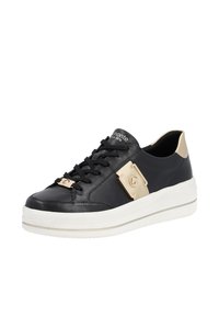 Schwarze Ledersneaker mit goldenen Akzenten, ausgestattet mit einer klobigen weißen Sohle, Schnürdesign und Logodetail an der Seite. Glatte Textur.