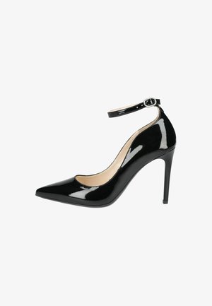 Chaussure à talon haut en cuir verni noir avec un bout pointu et une bride à la cheville, ornée d'une boucle en argent ; finition lisse et brillante.