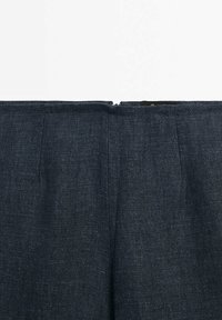 Mörkblå denimbyxor med rak passform, med en slät textur och dragkedjestängning i midjan. Skräddarsydda framveckar ger extra detalj.