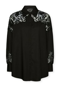 Blusa nera con maniche lunghe e dettagli in pizzo nero intessuto sulle spalle e sui polsini, colletto classico e chiusura con bottoni.