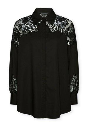 Blusa nera con maniche lunghe e dettagli in pizzo nero intessuto sulle spalle e sui polsini, colletto classico e chiusura con bottoni.