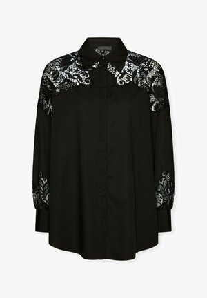 Blouse noire avec des manches longues ornées de détails en dentelle noire complexe aux épaules et aux poignets, col classique et fermeture à boutons.