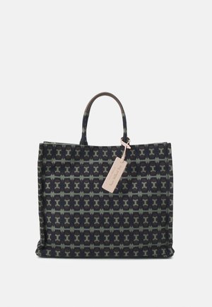 Sac fourre-tout en tissu foncé à motifs, avec deux anses et une étiquette claire attachée près de la poignée supérieure.