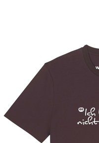 Dunkelbraunes Kurzarm-T-Shirt mit einem Teil eines weißen deutschen Zitats, das auf der Vorderseite aufgedruckt ist. Sichtbare Worte: "Ich nicht".