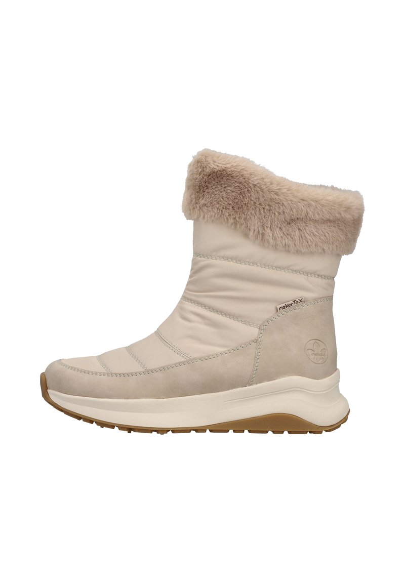 Bota de invierno beige con cuello de pelo, parte superior acolchada, suela plana antideslizante y etiqueta "rieker Tex" en el lateral.