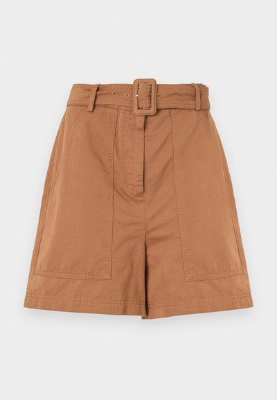 Des shorts en coton marron avec une taille ceinturée, des plis sur le devant et deux poches latérales, présentant une texture lisse et un design ajusté.