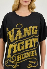 Wrangler WRANGLER X LAINEY WILSON OVERSIZED TEE - Printtipaita - black