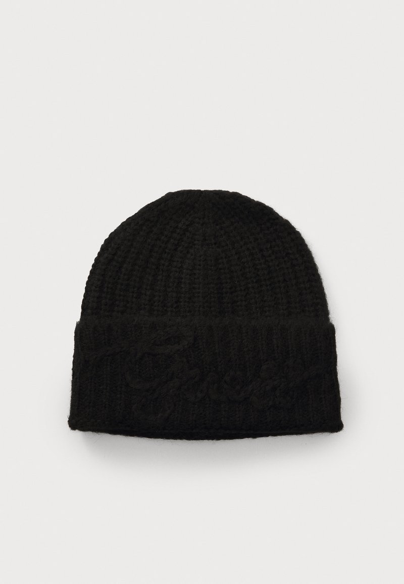 Zwarte gebreide beanie met een textuurafwerking en een opgerolde rand met een subtiel reliëf ontwerp. Gemaakt van zachte, warme stof.