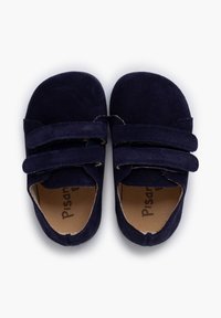 Zapatos de ante azul marino con dos correas de Velcro, puntera redonda y una plantilla beige con el logotipo "Pisamonas". Textura suave, diseño casual.