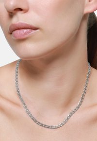 Collana in argento con anelli intrecciati, caratterizzata da una finitura liscia e lucida e un design flessibile a strati che si adagia sulla pelle.