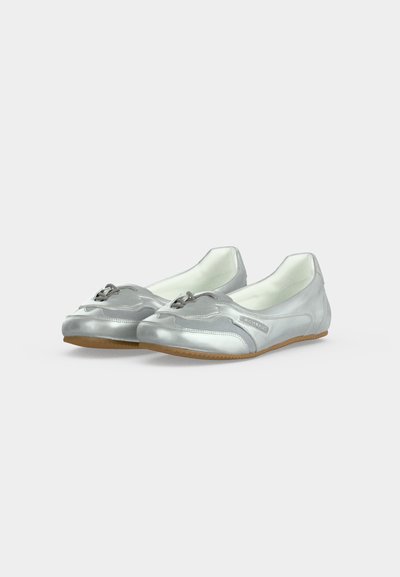 Ζευγάρι ασημένια παπούτσια τύπου slip-on με στρογγυλεμένες μύτες και διακοσμητικά κορδόνια, εσωτερική λευκή επένδυση και ανοιχτό καφέ λαστιχένιες σόλες.