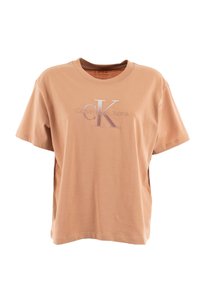 Camiseta de algodón marrón con cuello redondo, mangas cortas y logo frontal que presenta "Calvin Klein Jeans" en letras metálicas.