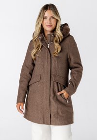 Bruine wolmixjas met een capuchon, rits aan de voorkant, twee zijzakken en een gestructureerde afwerking. Heeft een getailleerde snit en een sportief ontwerp.