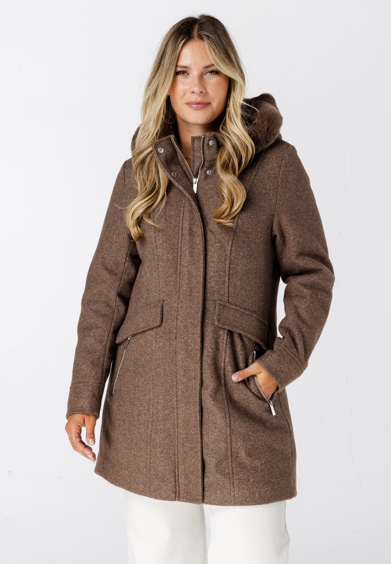 Bruine wolmixjas met een capuchon, rits aan de voorkant, twee zijzakken en een gestructureerde afwerking. Heeft een getailleerde snit en een sportief ontwerp.