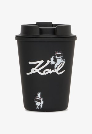 Czarny, wielokrotnego użytku kubek o matowym wykończeniu. Posiada biały napis "Karl" oraz grafikę szopa. Ma bezpieczną pokrywkę i zwężający się kształt dla łatwego chwytu.
