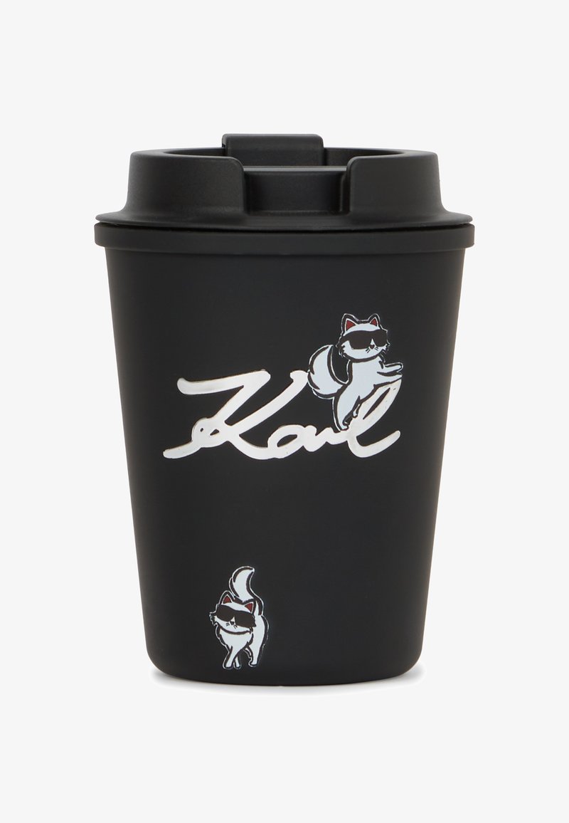 Czarny, wielokrotnego użytku kubek o matowym wykończeniu. Posiada biały napis "Karl" oraz grafikę szopa. Ma bezpieczną pokrywkę i zwężający się kształt dla łatwego chwytu.