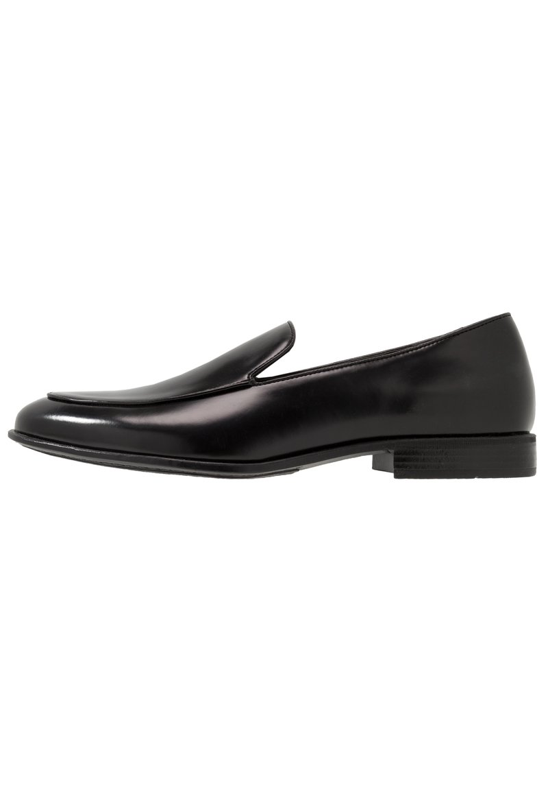 Mocassin à enfiler pour homme en cuir noir avec talon bas et finition lisse et polie, présenté de profil sur fond blanc.