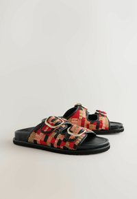 Sandali con zeppa neri con motivi geometrici di perline rosse, rosa e dorate e due fibbie dorate regolabili su ogni cinturino.