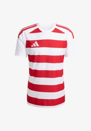 Koszulka sportowa z krótkim rękawem z czerwono-białymi poziomymi paskami i logo Adidas na piersi.