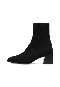 Czarne botki za kostkę o plecionej teksturze, spiczaste noski i geometryczny blokowy obcas. Cholewka zdobiona jest pionowymi prążkami dla dodatkowego efektu.