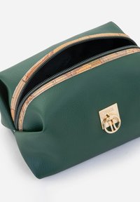 Borsa cosmetica in pelle verde con finitura testurizzata, accessori in tono oro e cerniera decorata con motivo a mappa. Forma spaziosa e arrotondata.