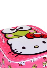 Caja de almacenamiento rosa con Hello Kitty y un personaje verde. Superficie lisa con un patrón de lunares y esquinas redondeadas.