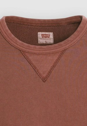 Col col sweatshirt Levi's marron avec un col ras du cou côtelé et un détail triangulaire cousu sous l'encolure, étiquette taille petite à l'intérieur.