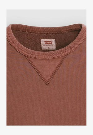 Col col sweatshirt Levi's marron avec un col ras du cou côtelé et un détail triangulaire cousu sous l'encolure, étiquette taille petite à l'intérieur.
